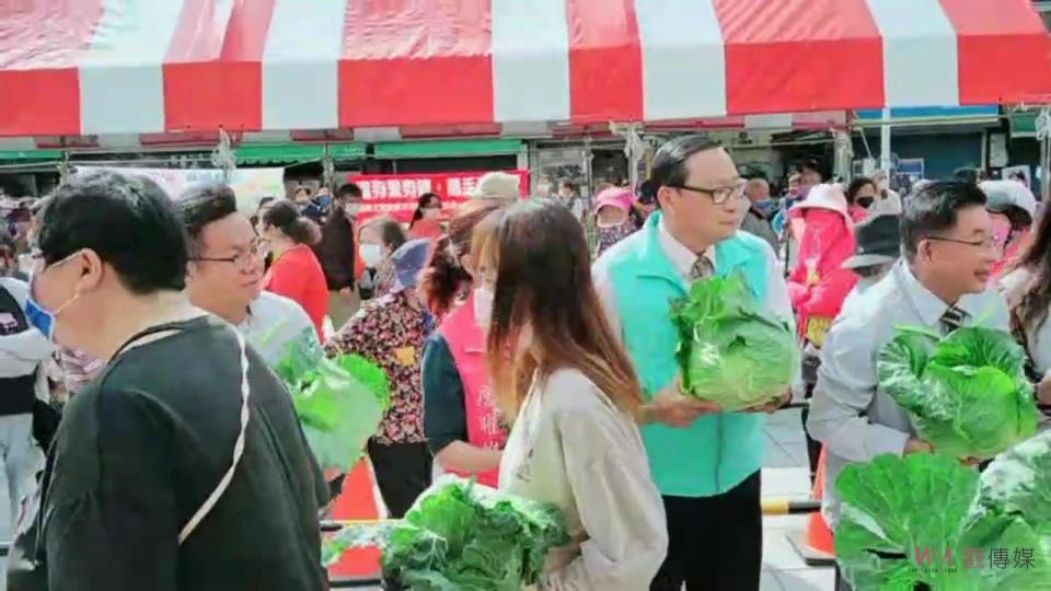 ▲產地高麗菜價格崩跌，永靖鄉公所在廣場送出500粒高麗菜，每人可以領取一粒，民眾大排長龍。（圖／記者陳雅芳攝，2023.03.23）