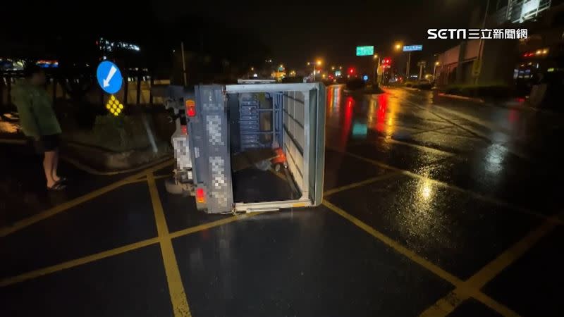 在中清路上有小貨車受到大雨影響，自撞安全島翻覆。