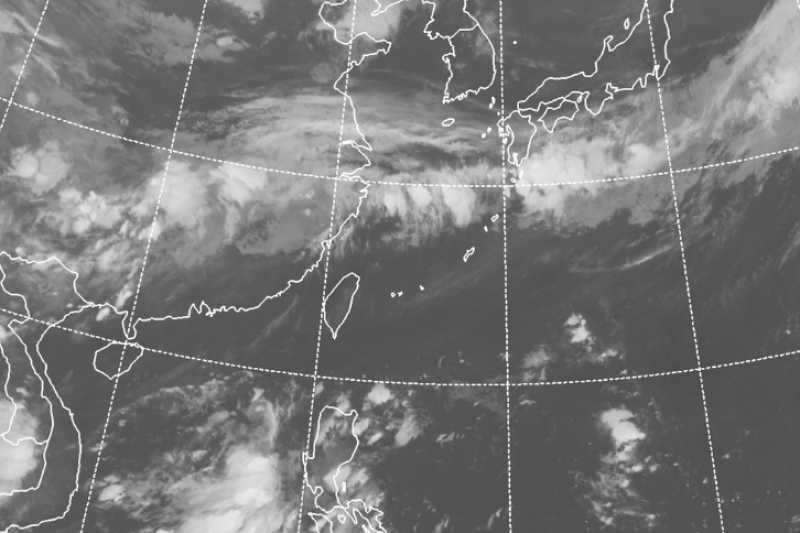 根據今（23）日上午6時的衛星雲圖顯示，台灣上空因太平洋高壓影響，是萬里無雲的好天氣，滯留鋒面則是徘徊在日本南部延伸至長江流域。（取自洩天機教室）