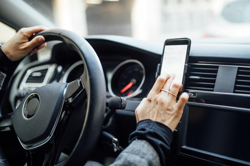 Los conductores que usan iPhone son peores conductores, según un estudio de una aseguradora (Getty Images)