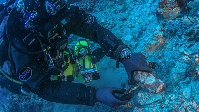 También se encontraron dos dientes humanos incrustados en una masa sólida con trazos de cobre