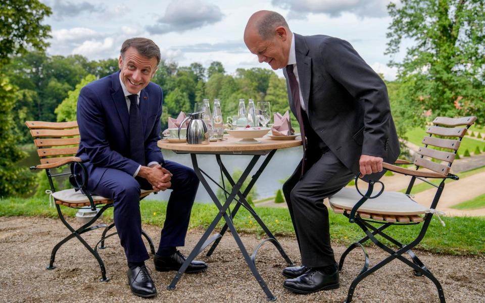 Emmanuel Macron (left) and Olaf Scholz