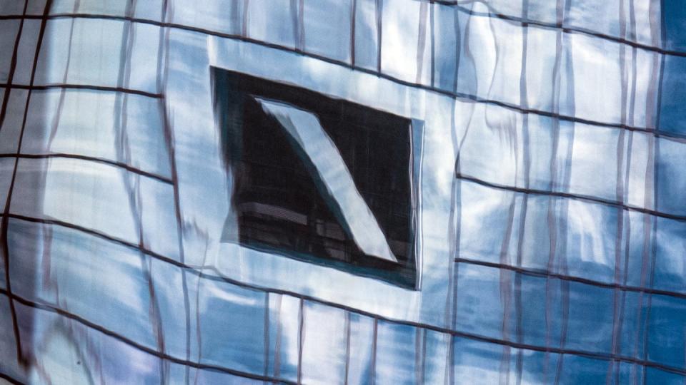 Zentrale der Deutschen Bank in einer Glasfassade gespiegelt. Insgesamt rund 70.000 Privatkunden der Deutschen Bank können derzeit ihre Kredite nicht bedienen.