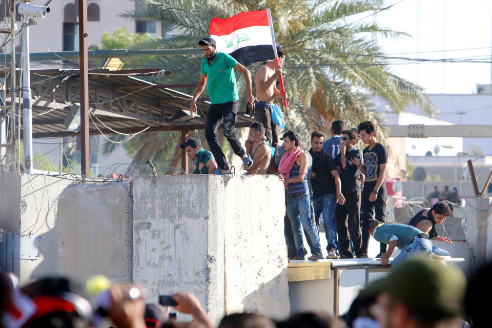 <p>Anti-government protesters storm Baghdad’s Green Zone in Iraq May 20, 2016. REUTERS/Khalid al Mousily TPX IMAGES OF THE DAY </p>