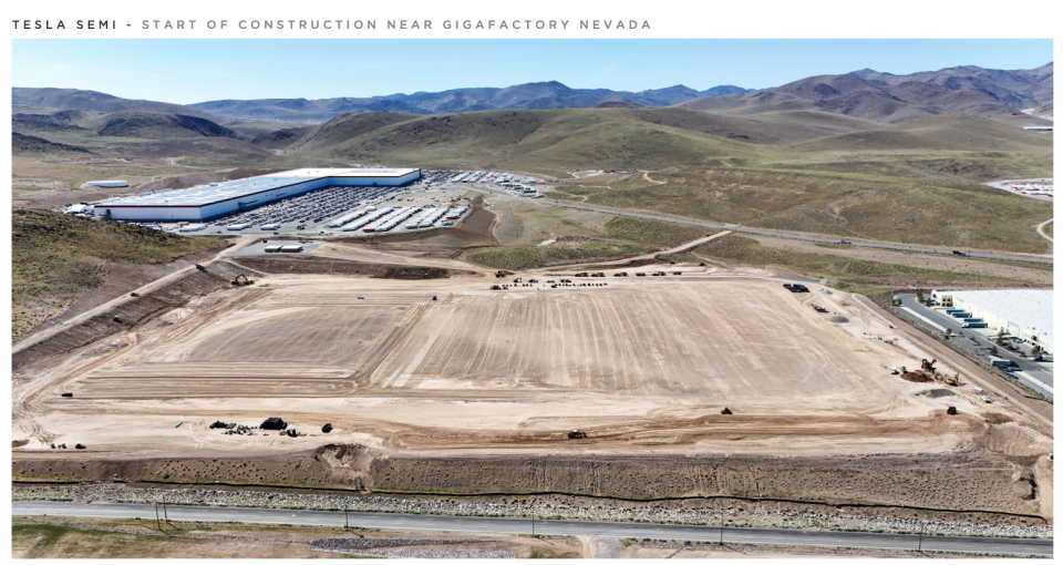 Tesla使用 Semi貨車將電池從內華達州，經過極端天氣和山區，運送到位於加州Fremont的主要工廠。