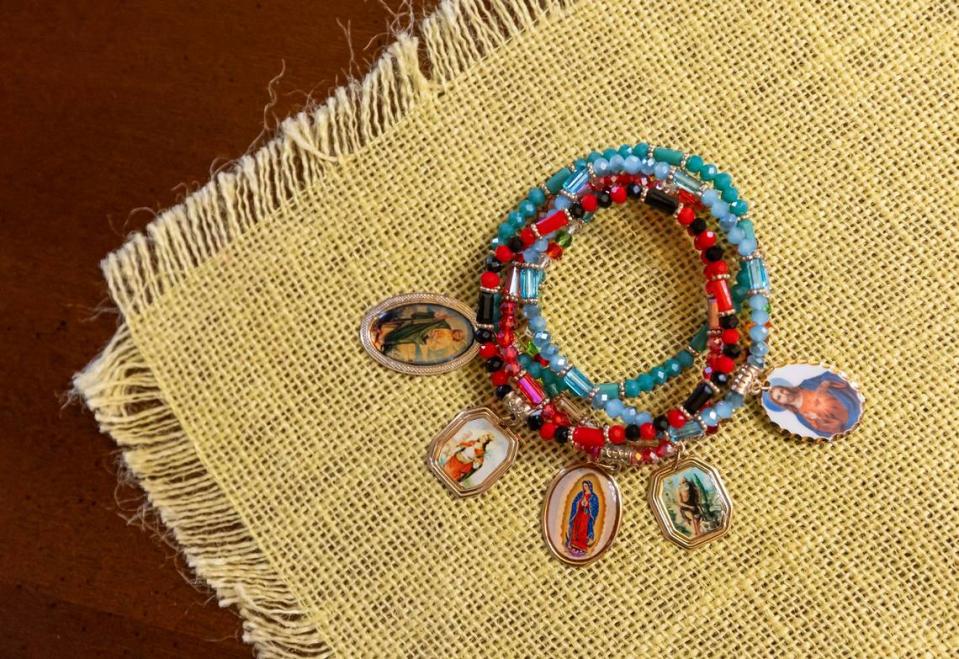 Las imágenes religiosas y los amuletos de protección también distinguen los accesorios de Fortuna Cubana.