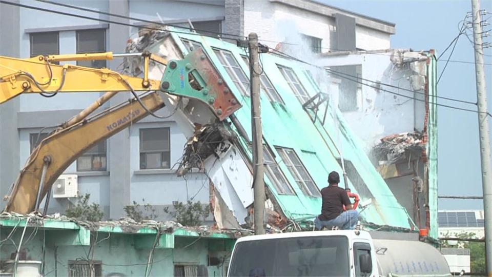 廢棄紙廠紙片牆臨馬路　民憂地震倒塌恐傷人！