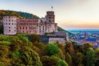 Nach den Zerstörungen wurde das Schloss in Heidelberg nur teilweise wieder aufgebaut. Ein Brand durch Blitzeinschlag im Jahr 1764 führte dazu, dass die Wiederherstellung dann ganz eingestellt wurde. Vor allem in der Romantik wurde die Ruine zum Idealbild dieser verklärten Epoche und zählt bis heute zu den meistbesuchten touristischen Sehenswürdigkeiten in Europa. (Bild: iStock / DaLiu)