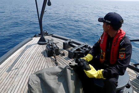 Indonesian customs officers patrol at a search area for Lion Air flight JT610 in Karawang waters, Indonesia, November 1, 2018. REUTERS/Edgar Su