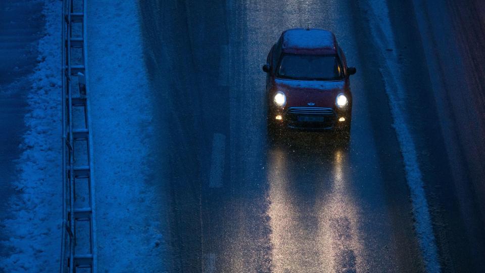 Düster und glatt: Wenn Autofahrer im Winter ohne geeignete Winterreifen unterwegs sind, kann das gefährlich und teuer werden. 
Foto: Oliver Krato