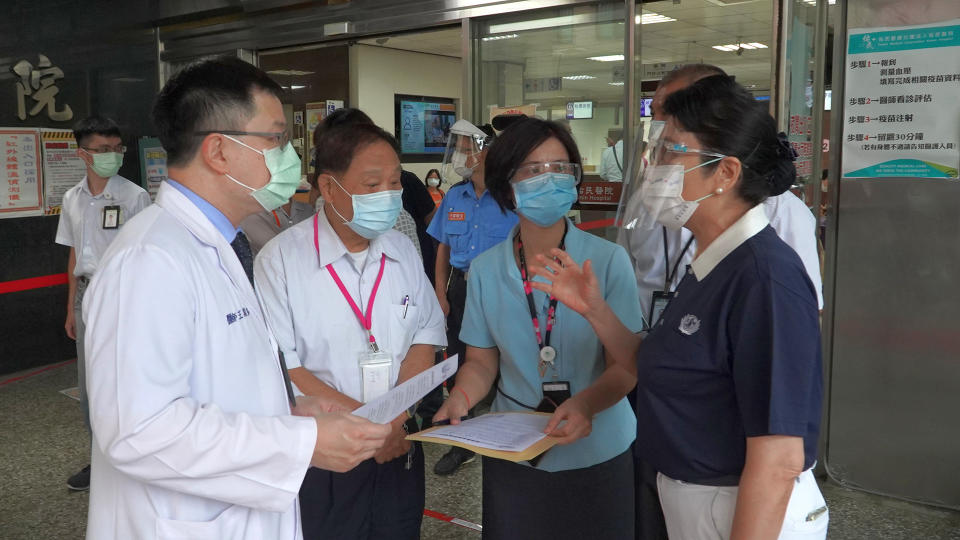 陳美惠(右一)讚嘆佑民醫院承擔防疫重責大任。