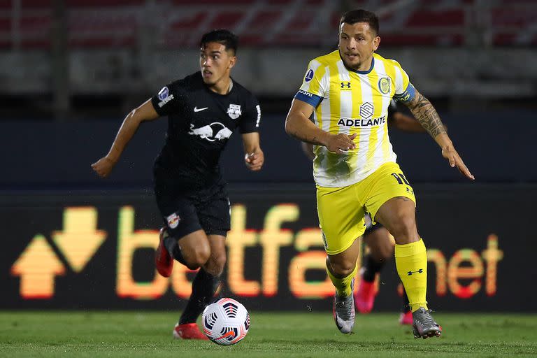 Natan y Emiliano Vecchio luchan por la pelota durante el partido de cuartos de final de la Copa Sudamericana que disputan Bragantino y Rosario Central