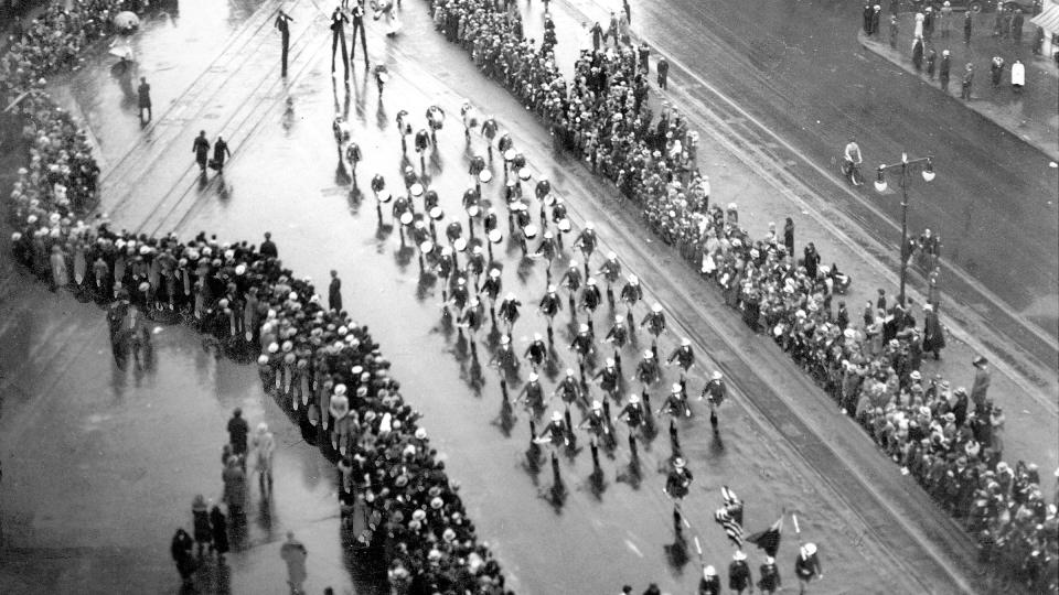 macy's thanksgiving day parade down broadway from 110th st