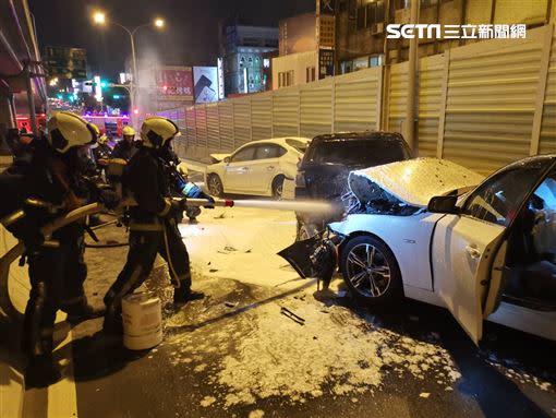 台中沙鹿路橋上方往沙鹿方向發生重大事故，5車和機車撞成一團還火燒車。（圖／翻攝畫面）