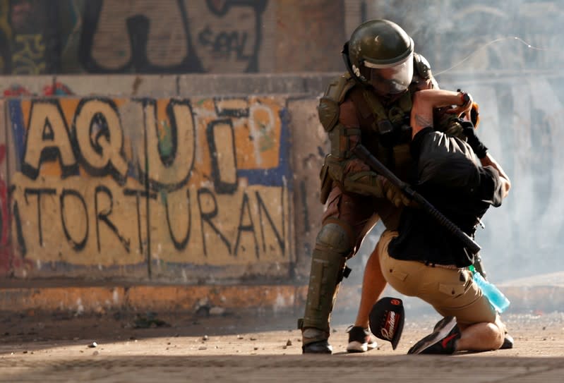 Foto de archivo. Un oficial de policía detiene a un manifestante durante una protesta contra el gobierno chileno en Santiago.