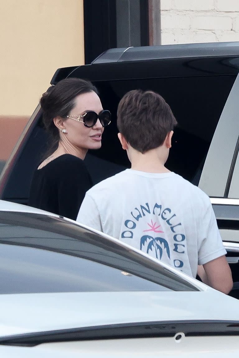 Toda de negro y con anteojos, Angelina Jolie fue captada por los paparazzi comprando comida para esta Navidad junto a su hijo Knox