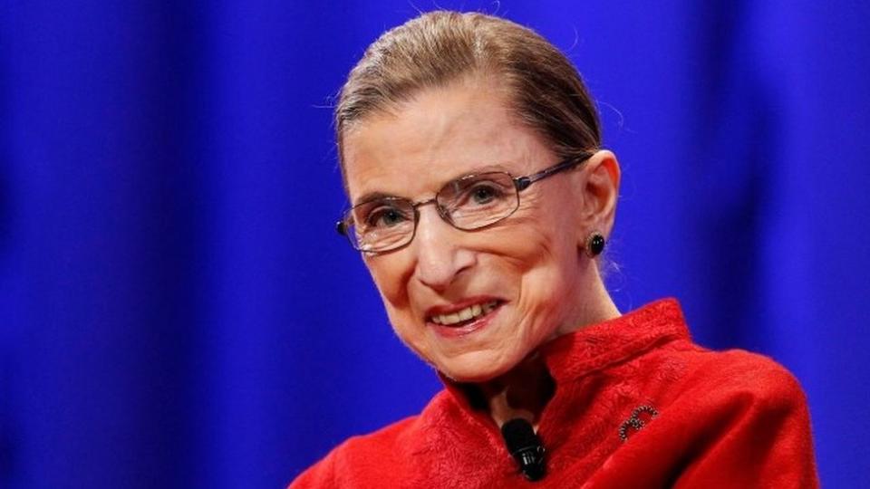 Muchos aspectos de la vida de Bader Ginsburg se han convertido en un tema de fascinación en internet. RGB, como se conocía, fue sido celebrada por su estilo de moda, desde su afición por los guantes de encaje hasta sus elaborados jabots, los cuellos que lleva sobre sus túnicas, o su famoso "collar disidente".