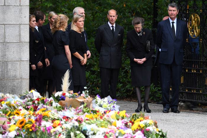 familia real en balmoral tras la muerte de isabel ii