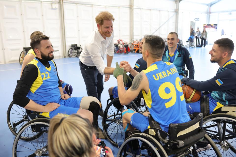 THE HAGUE, NETHERLANDS - APRIL 21: Prince Harry, Duke of Sussex meets with the Wheelchair Basketball Team Ukraine during day six of the Invictus Games The Hague 2020 at Zuiderpark on April 21, 2022 in The Hague, Netherlands. (Photo by Chris Jackson/Getty Images for the Invictus Games Foundation)