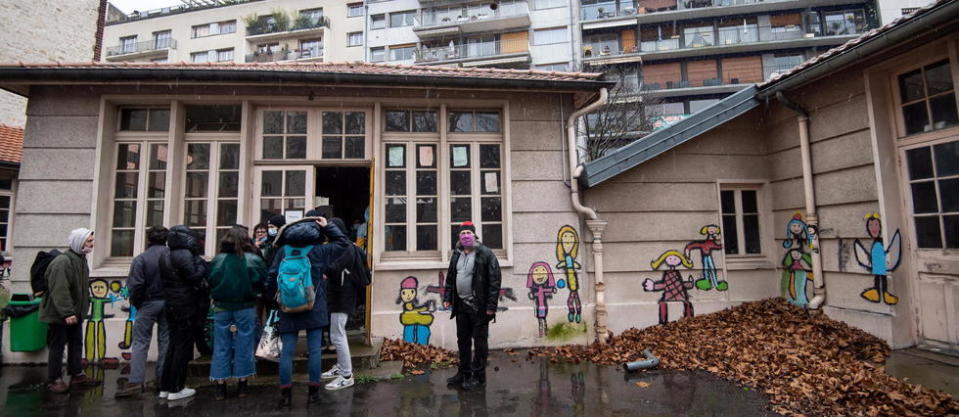 Moins d'une heure après l'occupation, la police faisait le siège du bâtiment.
