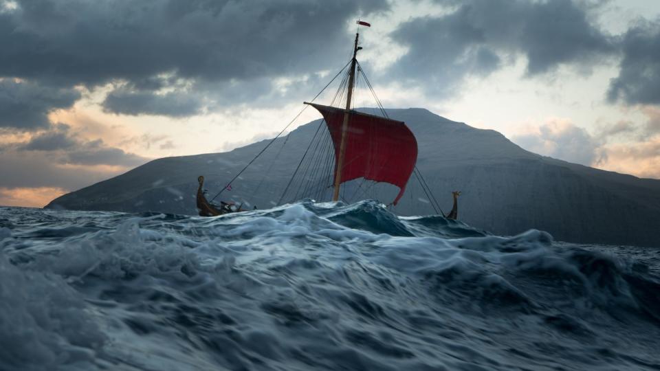 Auf ihrer Reise über den Atlantik muss die Crew der Draken Harald Hårfagre teils hohen Wellen trotzen.  (Bild: Viking Kings / The HISTORY Channel)