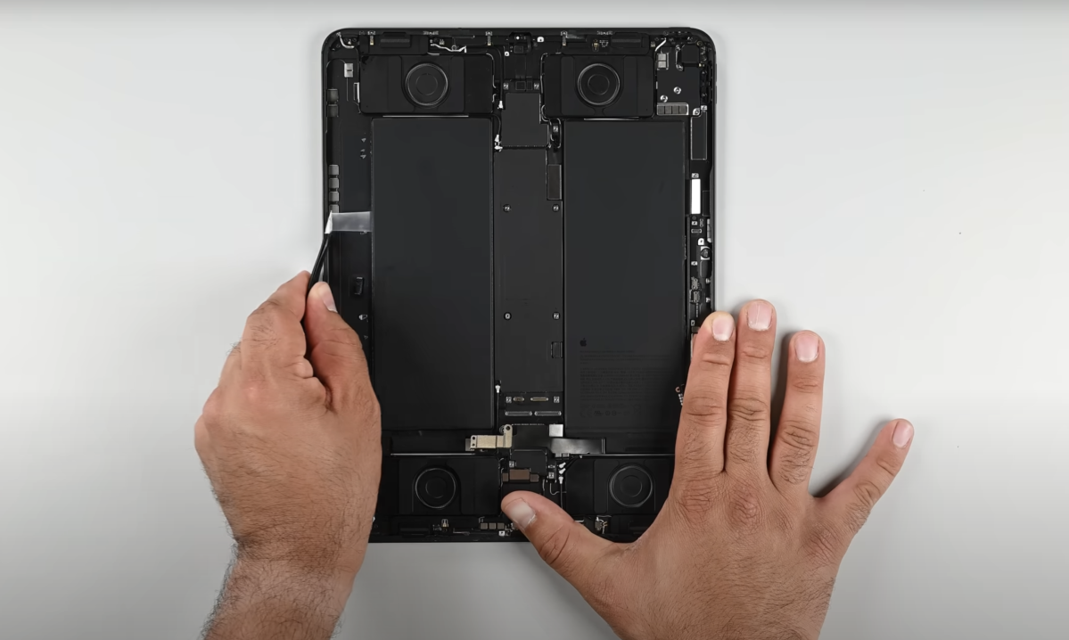 Der Teardown des neuen M4 iPad Pro durch iFixit bringt einen einfacher auszutauschenden Akku zum Vorschein