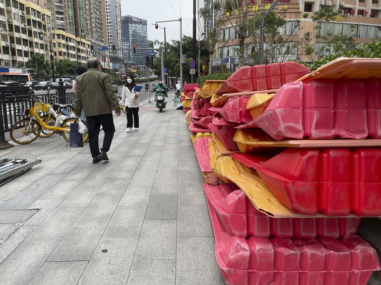 Más ciudades chinas suavizaron algunas restricciones antivirus mientras la policía patrullaba sus calles para evitar protestas el jueves, mientras el Partido Comunista en el poder se preparaba para el funeral de alto nivel del difunto líder Jiang Zemin.