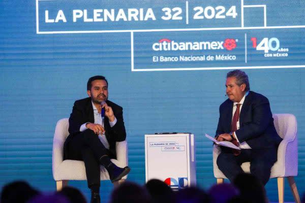 Jorge Álvarez Máynez durante un encuentro con banqueros y empresarios