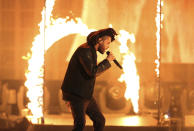 ARCHIVO - En esta foto del 22 de noviembre de 2015, The Weeknd canta en la ceremonia de los American Music Awards en el Teatro Microsoft en Los Angeles. The Weeknd tuvo la canción No. 1 de 2020, "Blinding Lights", pero ésta no recibió una sola nominación al Grammy. (Foto por Matt Sayles/Invision/AP, Archivo)