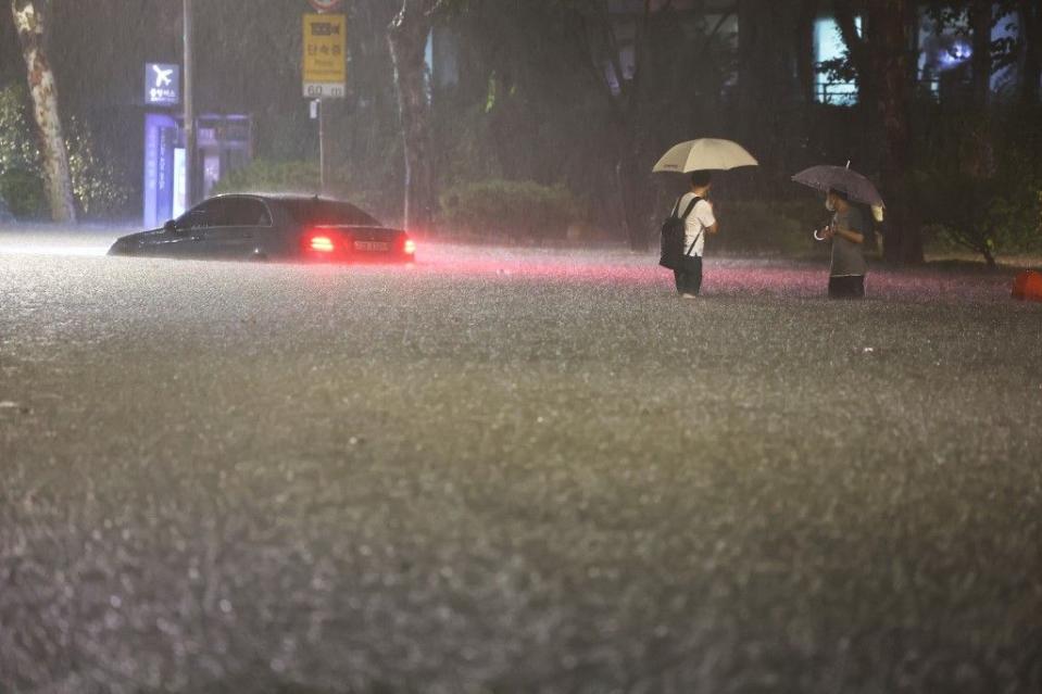 首爾與周邊地區自8日晚間開始下起暴雨，釀成不少災情。（法新社）