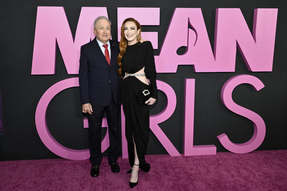 El productor Lorne Michaels, izquierda, y Lindsay Lohan asisten al estreno mundial de "Mean Girls" en el cine AMC Lincoln Square el lunes 8 de enero de 2024, en Nueva York. (Evan Agostini/Invision/AP)