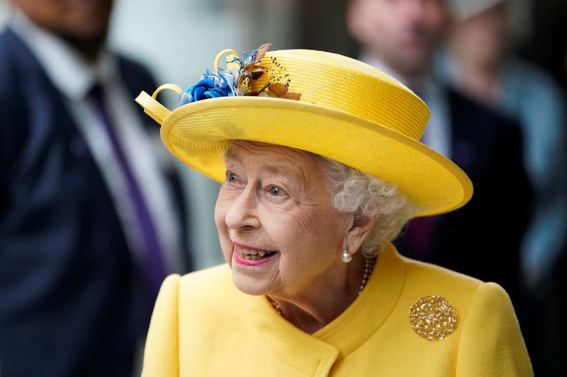 Foto del martes de la reina Isabel en la inauguración de una estación de trenes en Londres