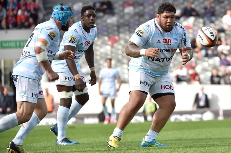 Racing 92's prop Viliamu Afatia (R) eyes the ball during the French Top 14 rugby union match between Stade Toulousain and Racing 92 on April 16, 2017 at the Municipal stadium in Toulouse, southern France