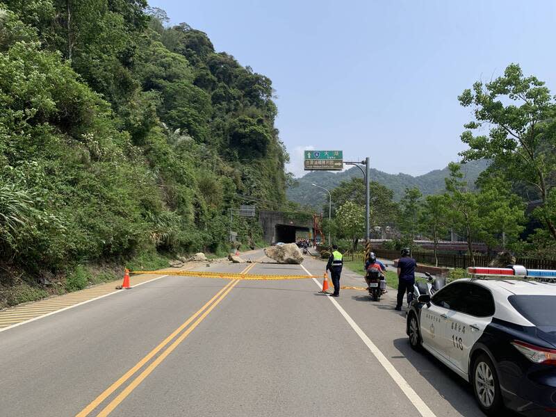 台六線苗栗縣公館鄉出磺坑段巨石坍落，影響通行，苗栗警分局緊急拉起封鎖線。（圖由民眾提供）