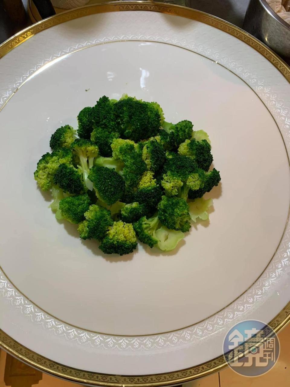 綠花椰菜先燙熟攞盤。