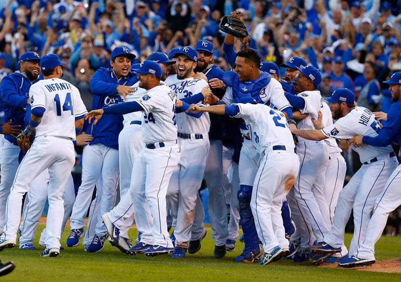 CJX39. KANSAS CITY (EEUU), 15/10/14.- Jugadores de Reales celebran su victoria sobre Orioles hoy, miércoles 15 de octubre de 2014, durante el juego cuatro del campeonato de la Serie de la Liga Americana, en el estadio Kaufman en Kansas City, Misuri (EEUU). Reales enfrentarán al vencedor entre los Cardenales de San Luis y los Gigantes de San Francisco en la Serie Mundial. EFE/LARRY W. SMITH