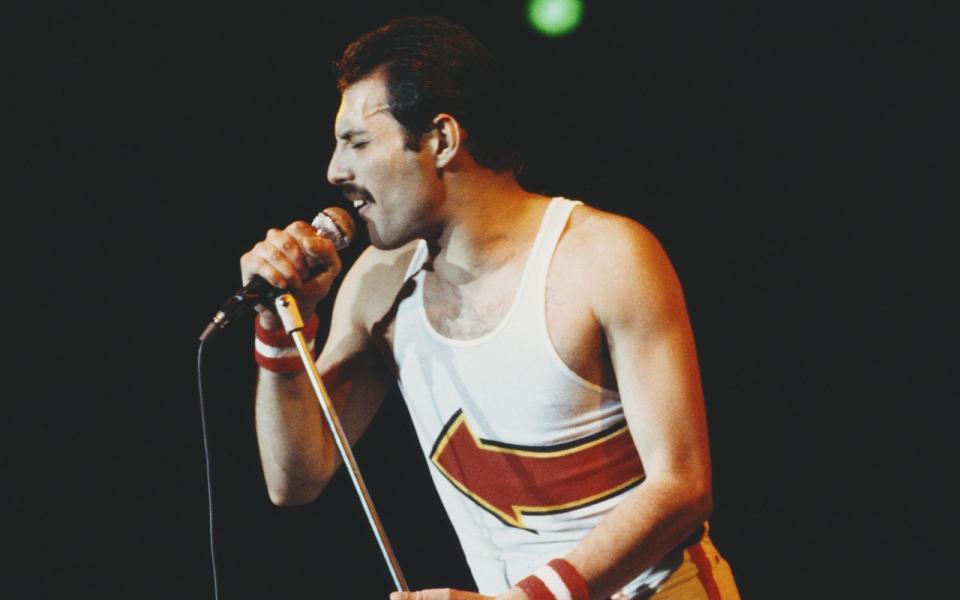 Mehr als 30 Jahre nach dem Tod des Queen-Sängers Freddie Mercury soll seine 1.500 Stücke umfassende Privatsammlung versteigert werden. (Bild: Getty Images/Fox Photos/Hulton Archive)