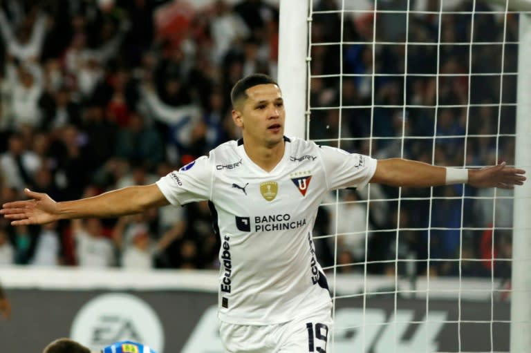 Liga de Quito golea a Always Ready de Bolivia en duelo de playoffs de la Copa Sudamericana rumbo a octavos de final. Alex Arce celebra en la foto su anotación para Liga en duelo disputado en Quito, Ecuador, el 18 de julio de 2024 (Galo Paguay)