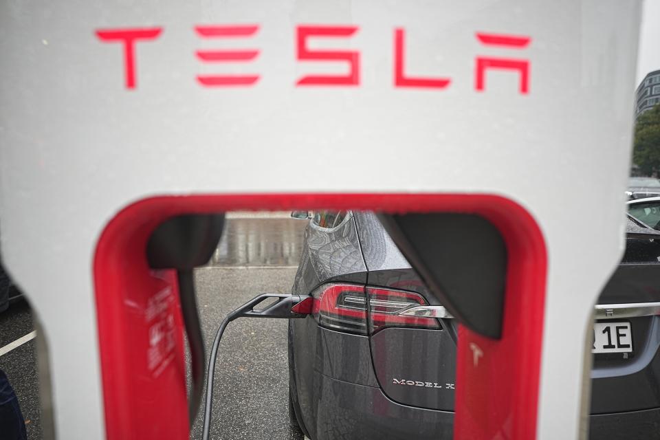 Als ein deutscher Gründer Kunden vorschlug, von Tesla auf seine Ladesäulen umzusteigen, fand die E-Autogigant das nicht lustig und schaltete seine Anwälte ein. - Copyright: picture alliance/dpa | Michael Kappeler