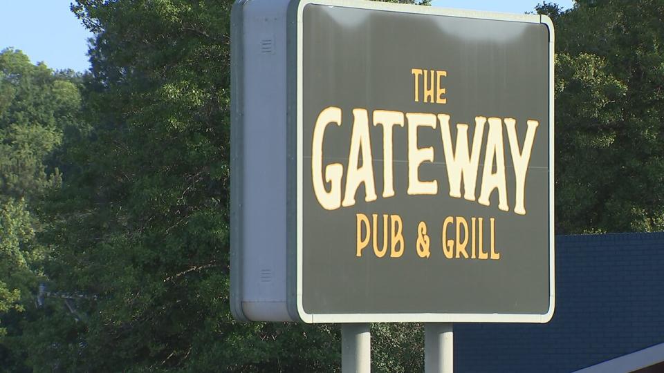 A shooting investigation is underway at a bar in Hickory. Channel 9′s Dave Faherty was at The Gateway Pub & Grill Sunday morning, and could see officers investigating in the parking lot.