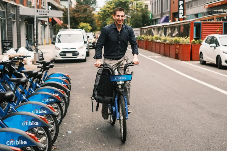 Para evadir el tráfico de las calles de Nueva York se desplazó en bicicleta
