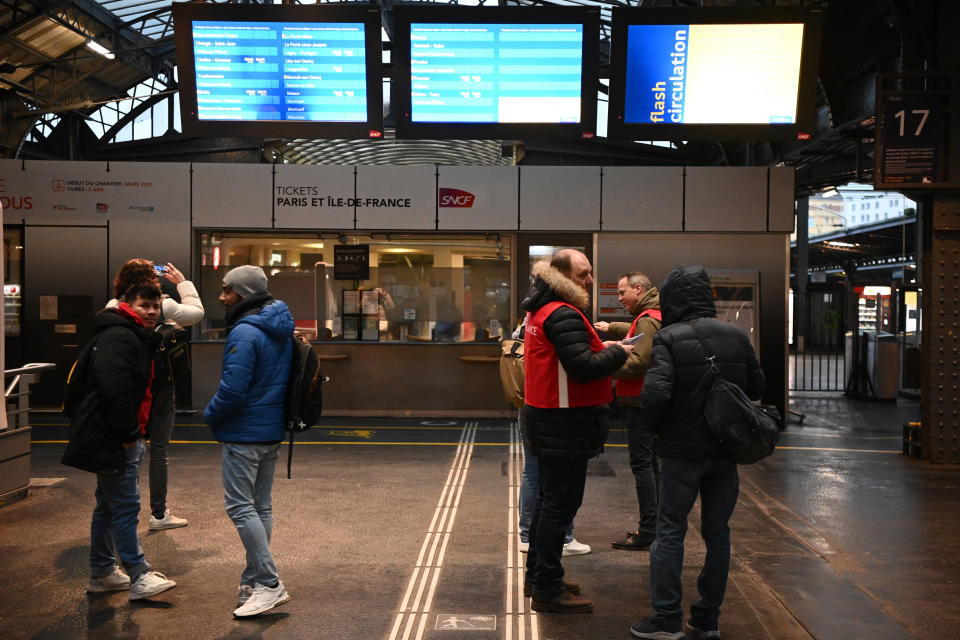 Après le passage par l’article 49.3 pour faire adopter la réforme des retraites, la colère ne retombe pas en France. La SNCF annonce notamment un trafic « très fortement perturbé » pour la journée de mobilisation du jeudi 23 mars (photo d’illustration prise le 7 mars à la gare de l’Est, à Paris).