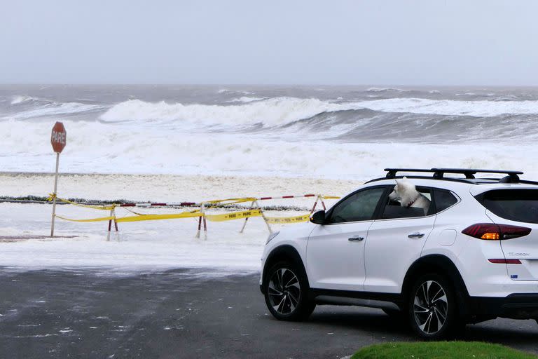 La espuma marina cubre el paseo marítimo durante el paso de un ciclón subtropical en Punta del Este, Uruguay