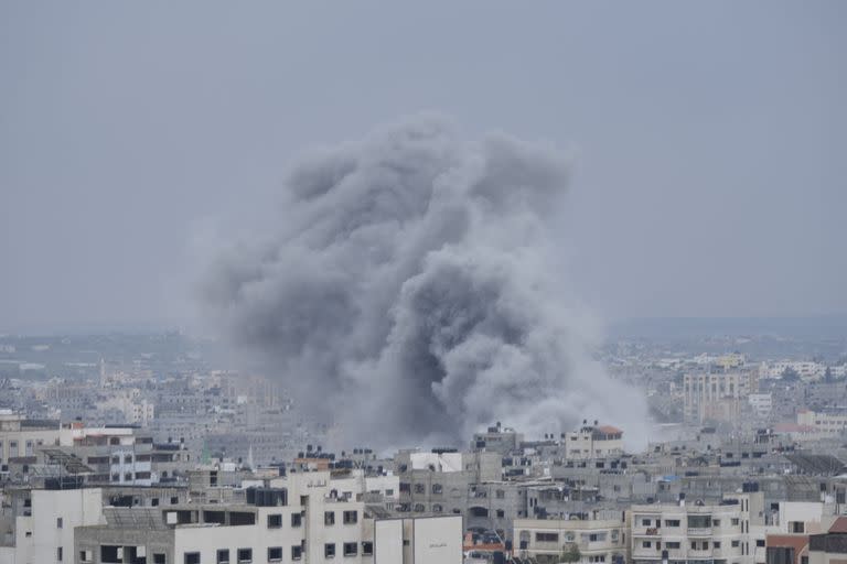 El humo de un ataque aéreo israelí se eleva sobre la ciudad de Gaza el lunes 9 de octubre de 2023. 