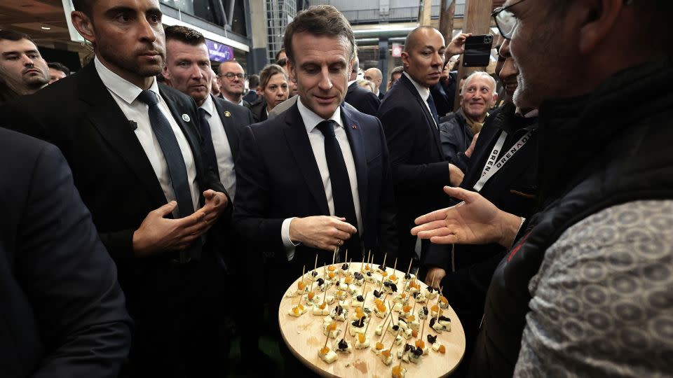 Alle Käsesorten des Präsidenten: Der Franzose Emmanuel Macron beäugt Camembert auf einer Käsemesse in Paris.  - Christophe Petit Tesson/Pool/AFP/Getty Images