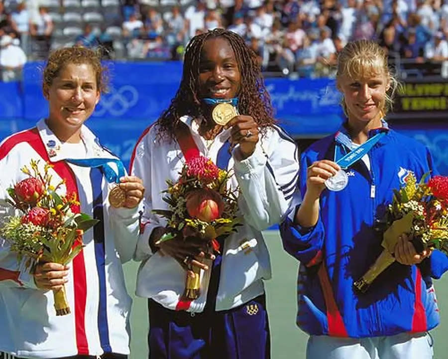 Olympia war immer ein gutes Pflaster für sie. Schon 2000 in Sydney angelte sie sich die Silbermedaille. Im Finale verlor sie gegen Venus Williams (M.)