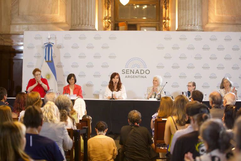 Cristina Kirchner junto a Estela de Carlotto, durante la entrega de la mención de honor Juana Azurduy