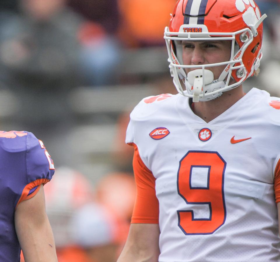 White squad tight end Jake Briningstool (9) during the second quarter of the 2022 Orange vs White Spring Game at Memorial Stadium in Clemson, South Carolina Apr 9, 2022; Clemson, South Carolina, USA;  at Memorial Stadium. 