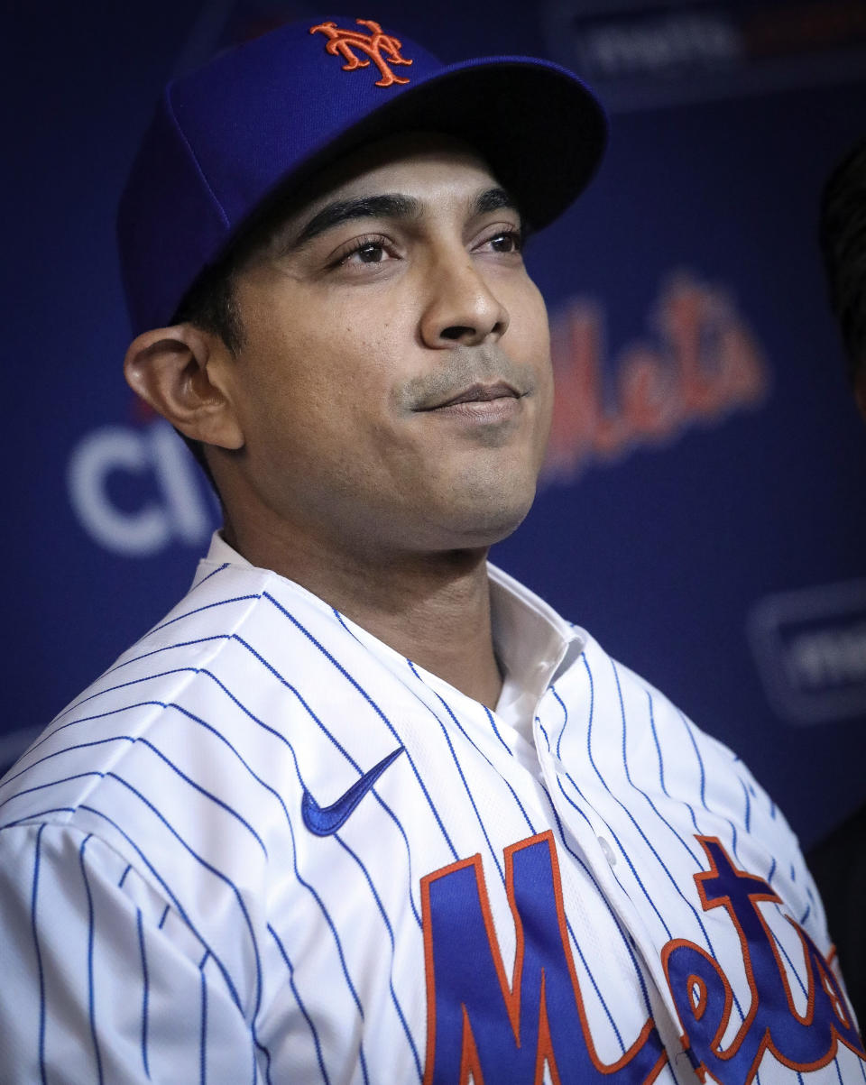 El nuevo manager de los Mets de Nueva York Luis Rojas (centro) al ser presentado en una rueda de prensa, el viernes 24 de enero de 2020. (AP Foto/Bebeto Matthews)