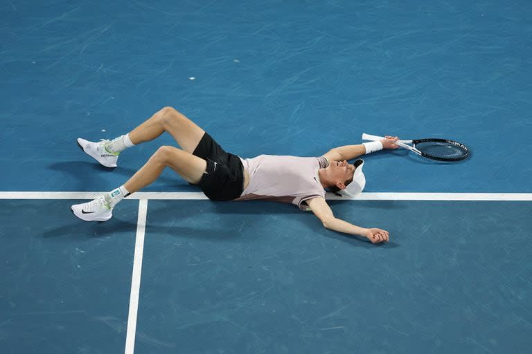 El festejo del italiano Jannik Sinner (22 años), que venció al ruso Daniil Medvedev en la final del Australian Open, obteniendo su primer título de Grand Slam